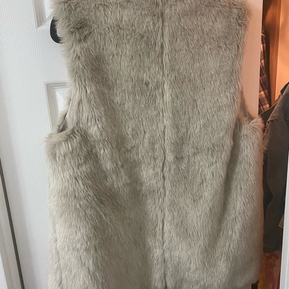 Like new faux fur vest small - Picture 3 of 5